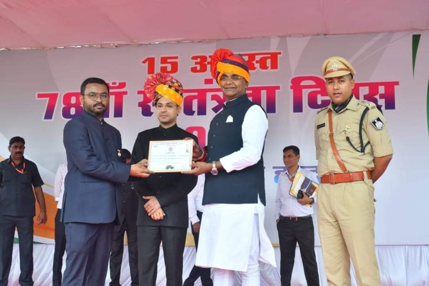 प्रभारी मंत्री ने हरदा एसडीएम को किया सम्मानित