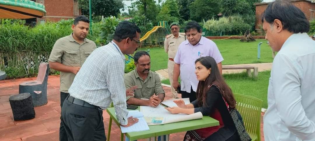 मढई में पर्यटकों को सुविधा मुहैया कराने कलेक्टर ने किया भ्रमण
