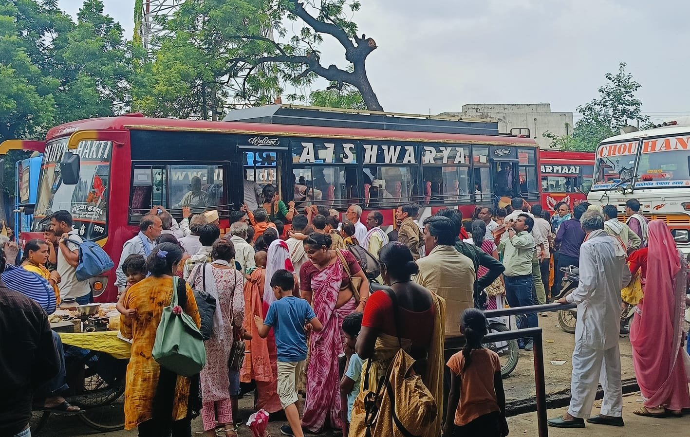 प्राइवेट बस संचालको की मनमर्जी, चार दिन से वसूल रहे ज्यादा किराया, दो दिन और वसूलेंगे