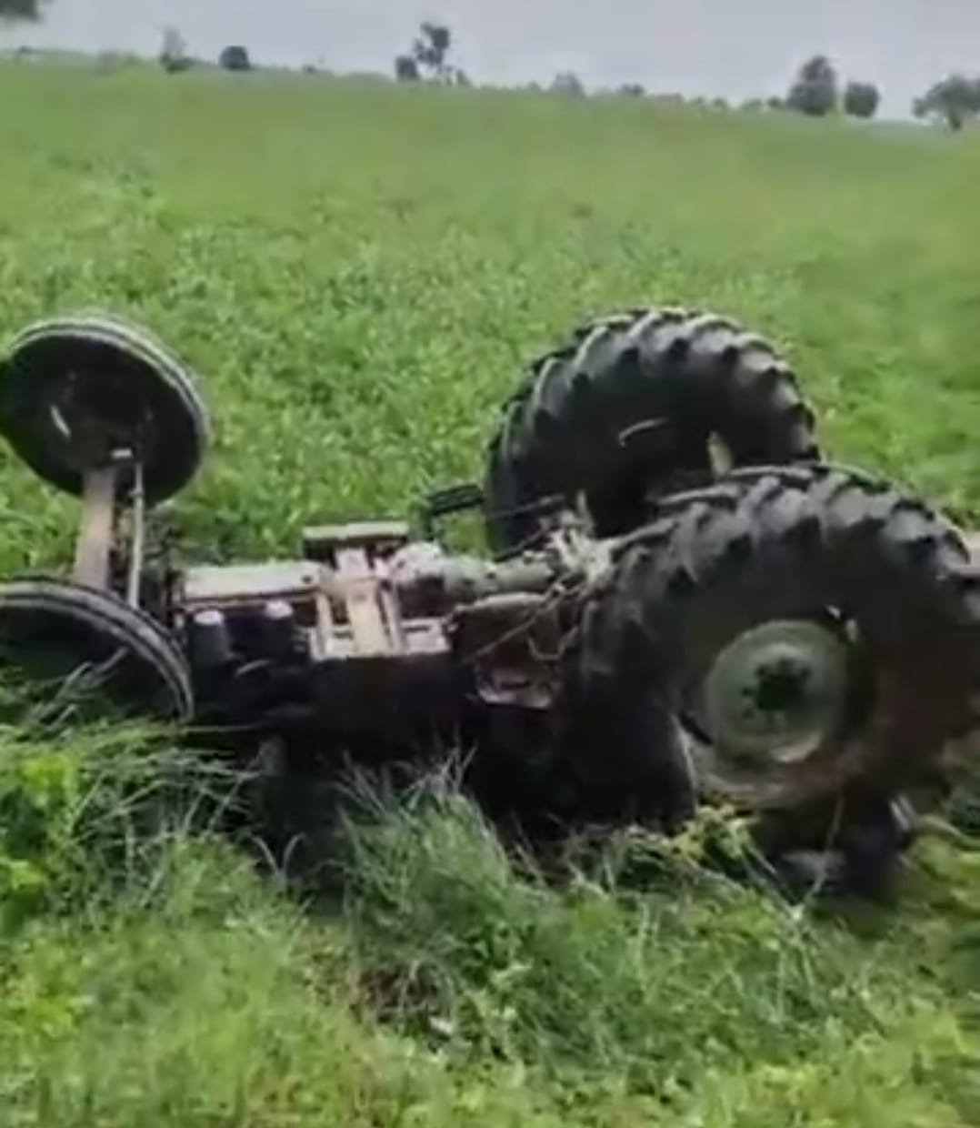 ट्रैक्टर ट्राली पलटने से चालक की मौत