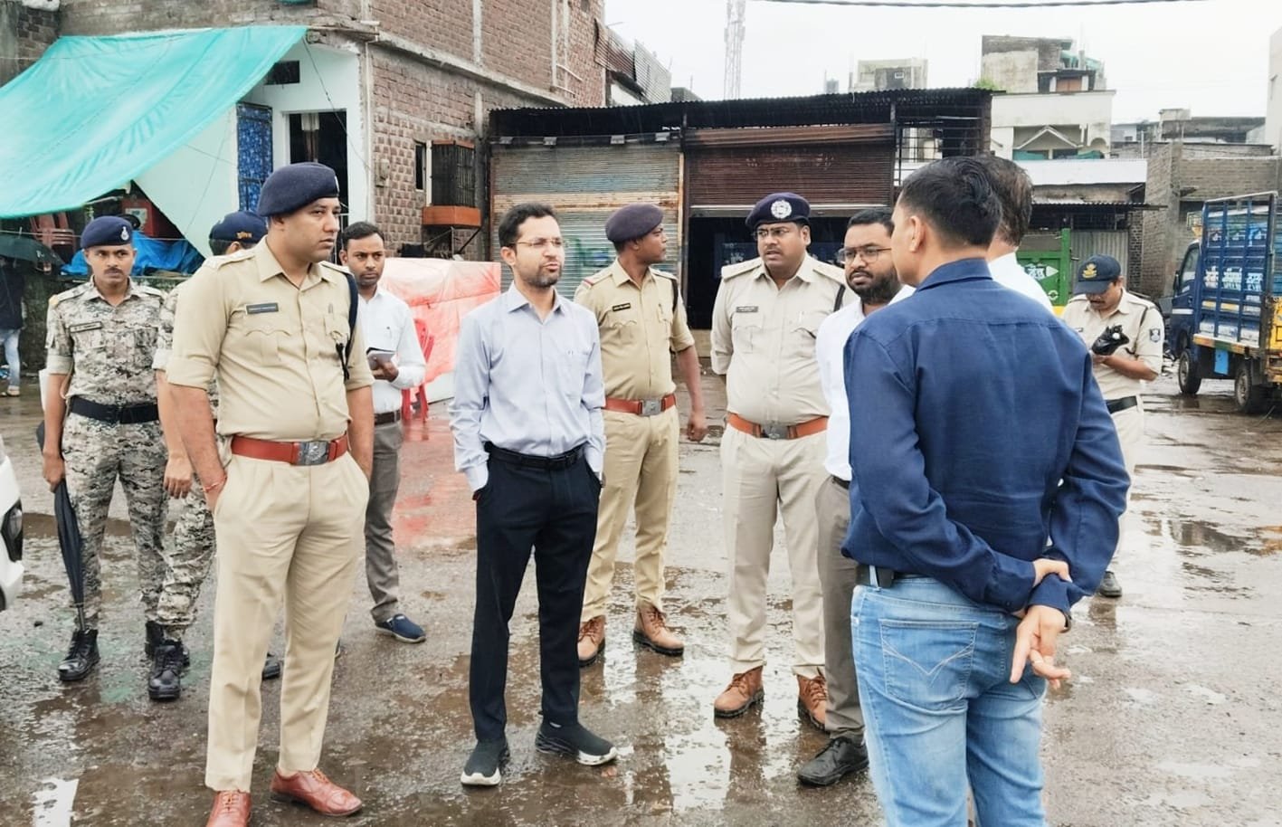 कलेक्टर ने बाढ़ संभावित क्षेत्रों का किया दौरा  