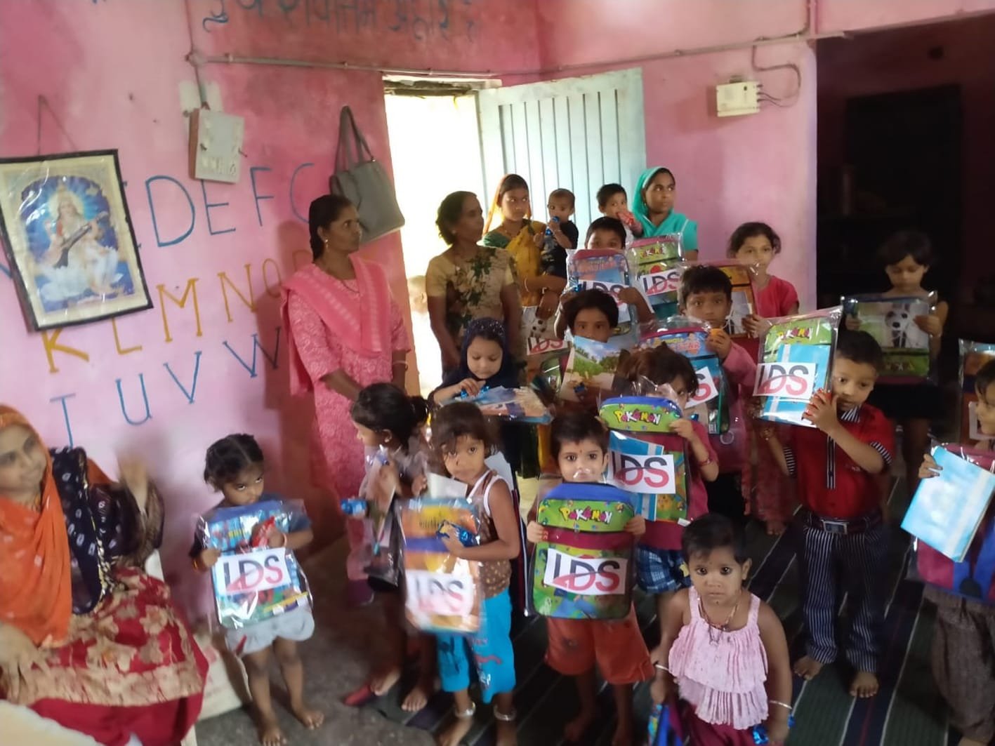 आंगनवाड़ी के बच्चों के लिए बैग, स्लेट, बुक्स व पेंसिल भेंट की