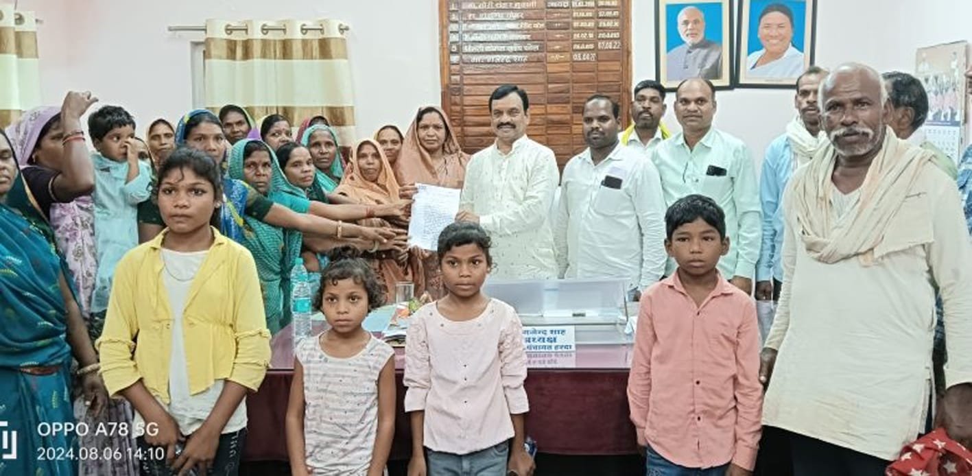 कीचड़ भरी सड़क से निकलने को मजबूर किसान