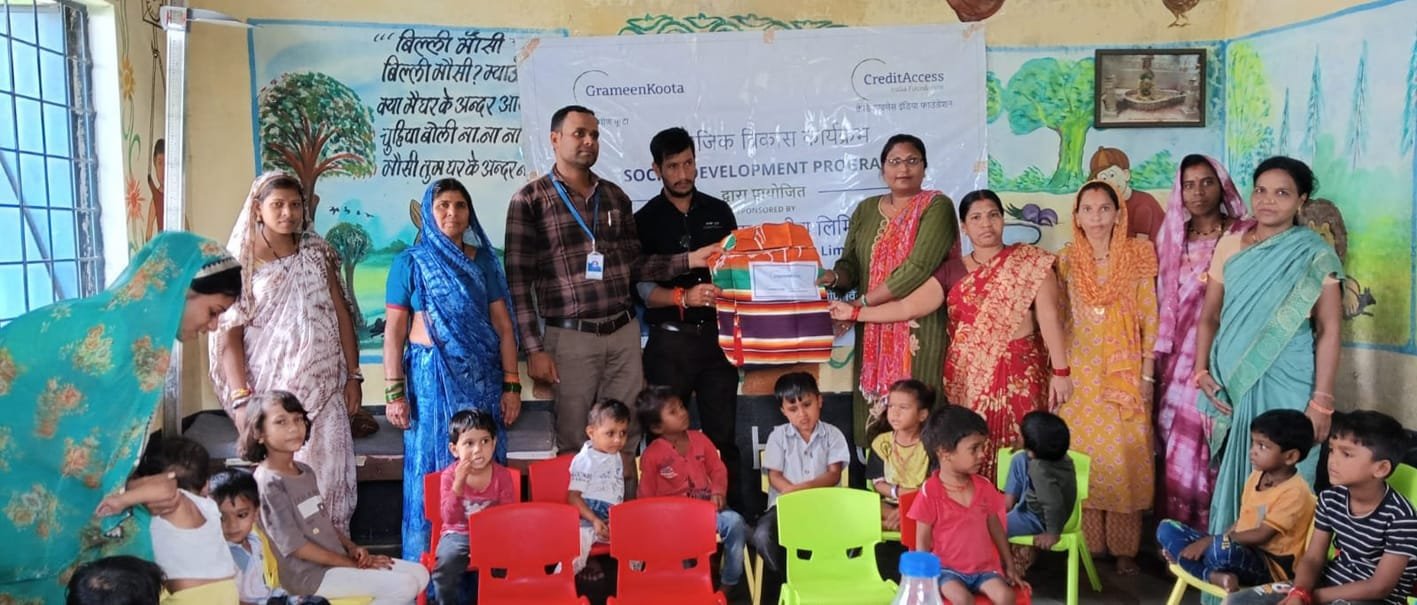 आंगनवाड़ी के बच्चों के लिए कुर्सी, टिफिन व बॉटल भेंट की
