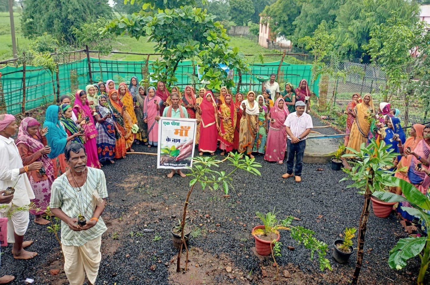 हर घर तिरंगा अभियान के तहत दिलाई शपथ, किया पौधरोपण