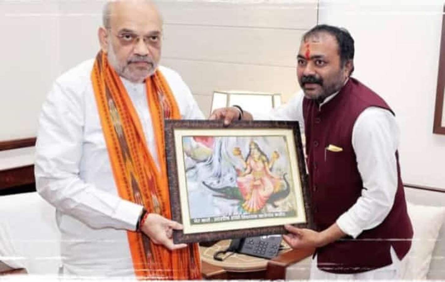 केंद्रीय गृहमंत्री को भेंट किया मां नर्मदा का चित्र  