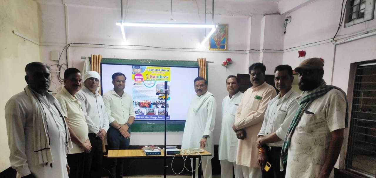 सैकड़ो बच्चों को दे रहे हैं ऑनलाइन इंग्लिश की क्लासेस