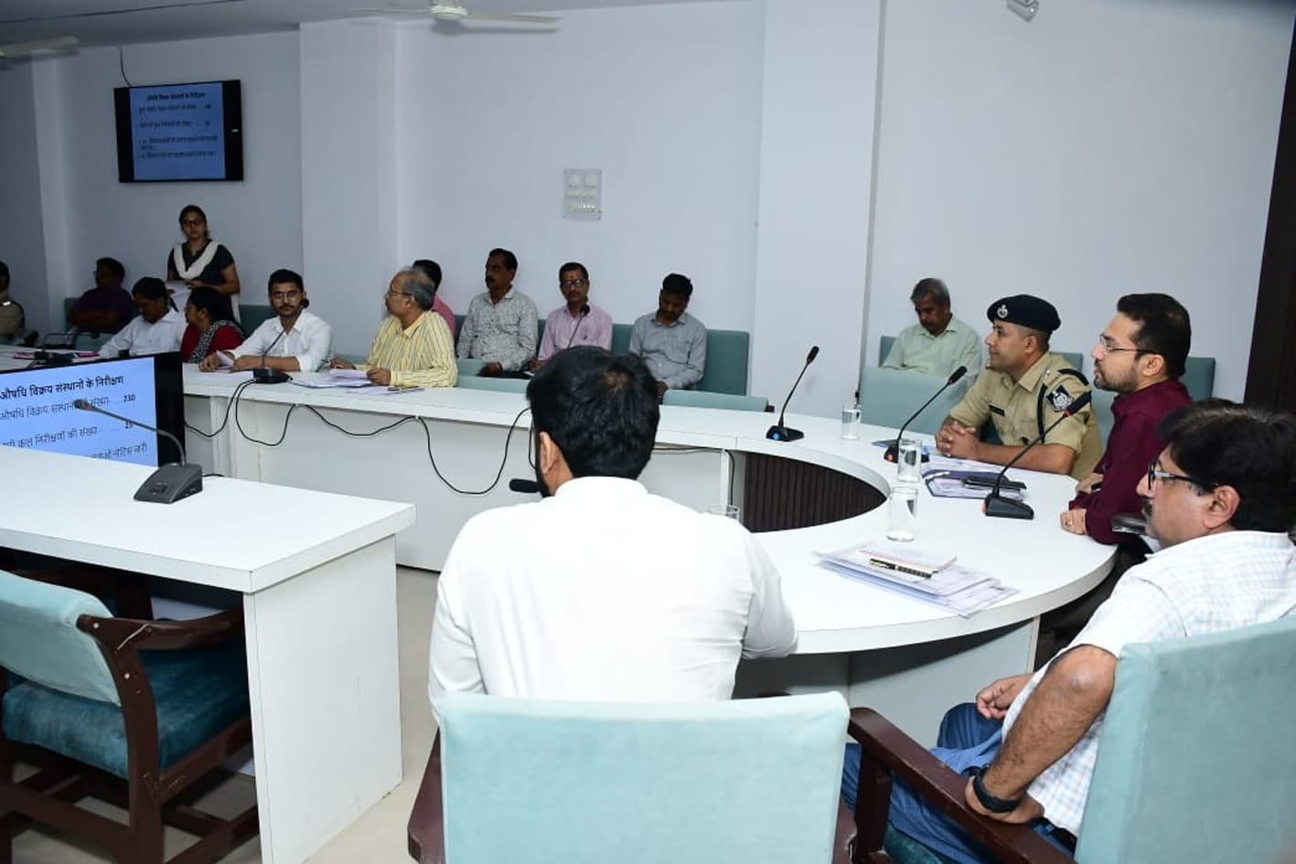 खाद्य प्रतिष्ठानों और मेडिकल स्टोर्स का निरीक्षण करने दिए निर्देश
