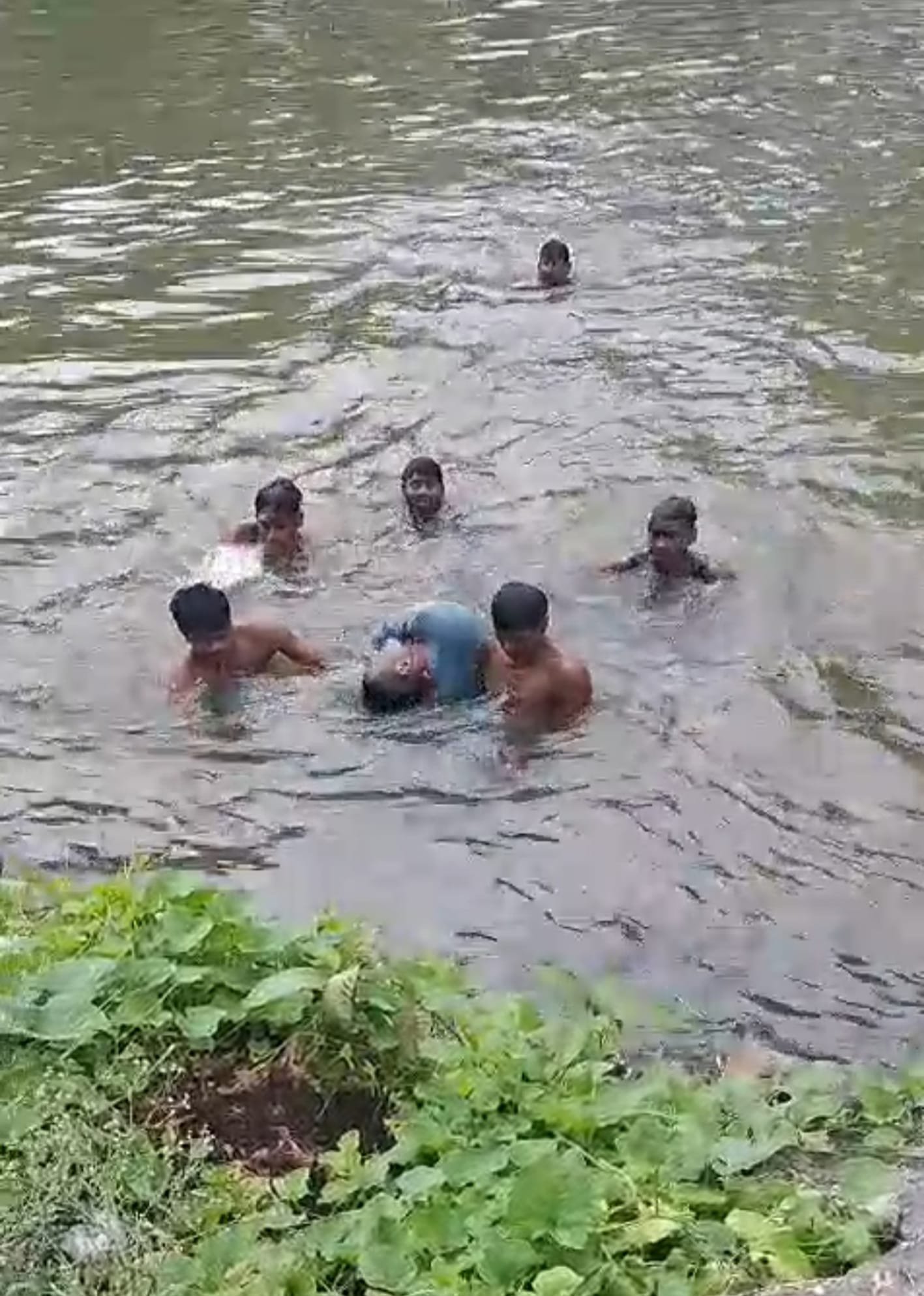 रपटा पार करते समय बहे युवक की मौत