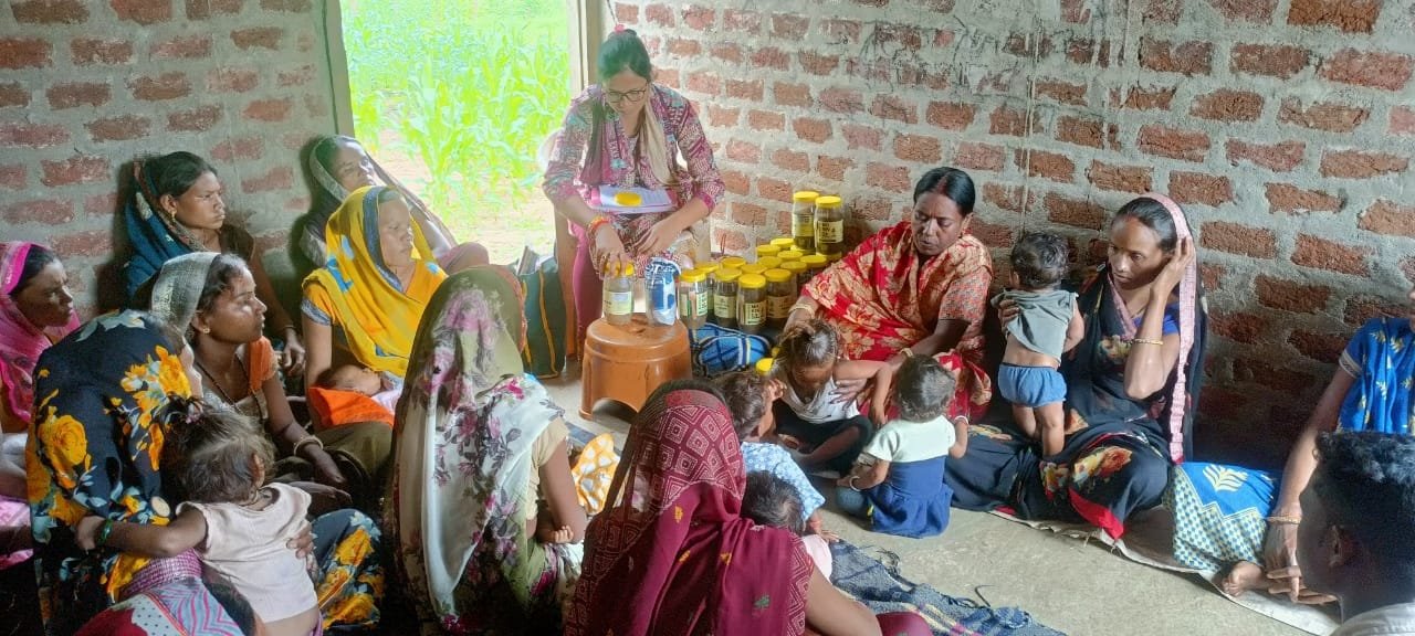 आंगनवाड़ी केन्द्रों के बच्चों को मोरविटा व मिल्क पावडर वितरित किया  