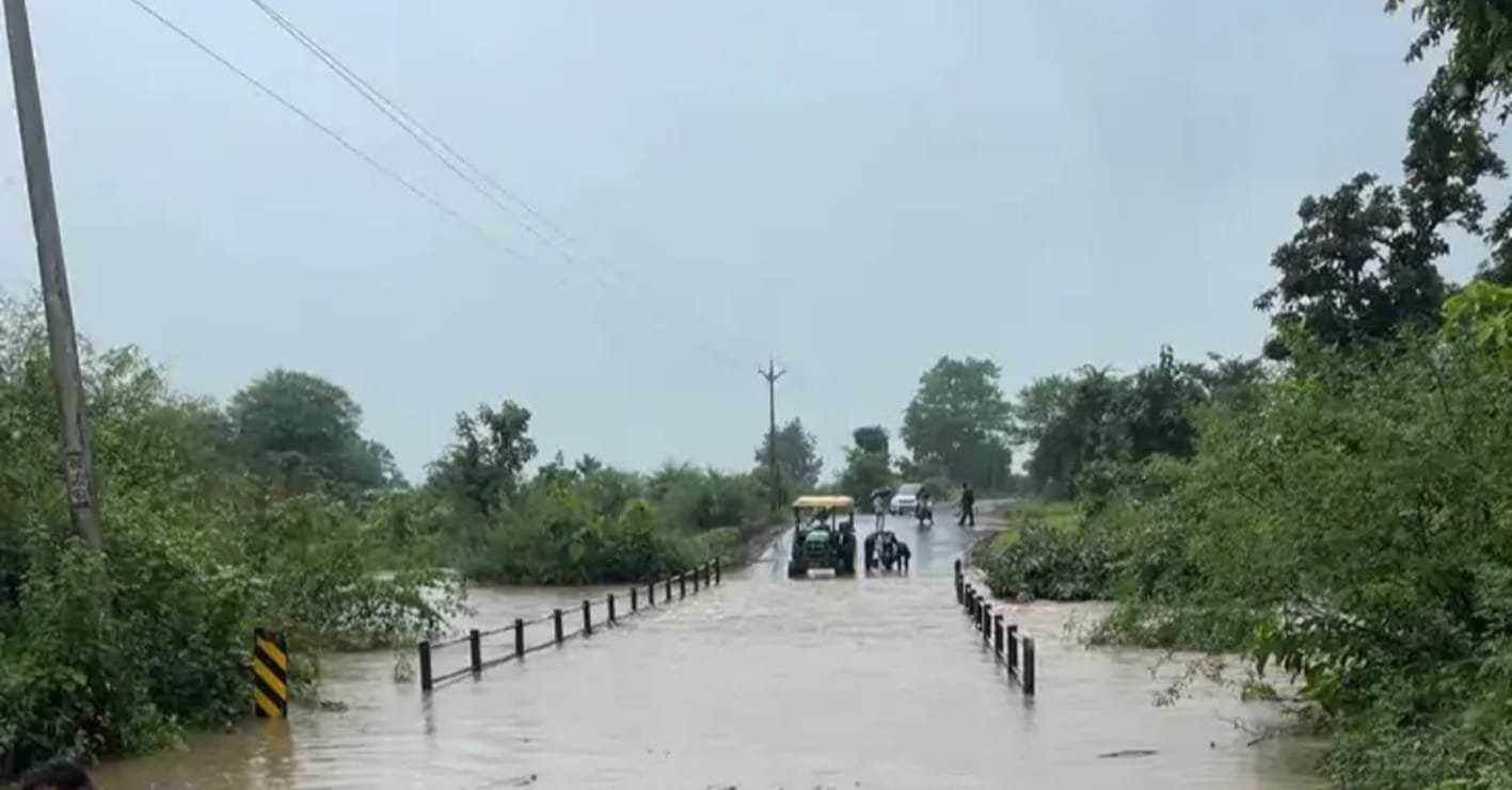 लगातार बारिश से बढ़ा अजनाल नदी का जल स्तर