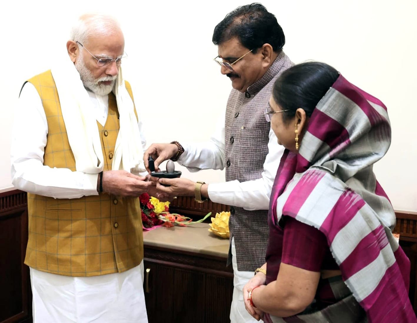 प्रधानमंत्री मोदी से मिले सांसद पाटिल, शिवलिंग किया भेंट