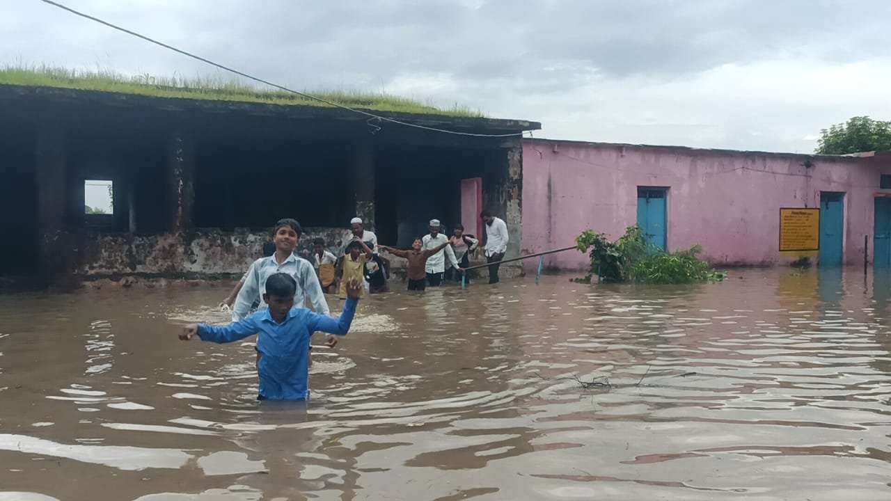 तालाब में तब्दील हुआ शासकीय विद्यालय