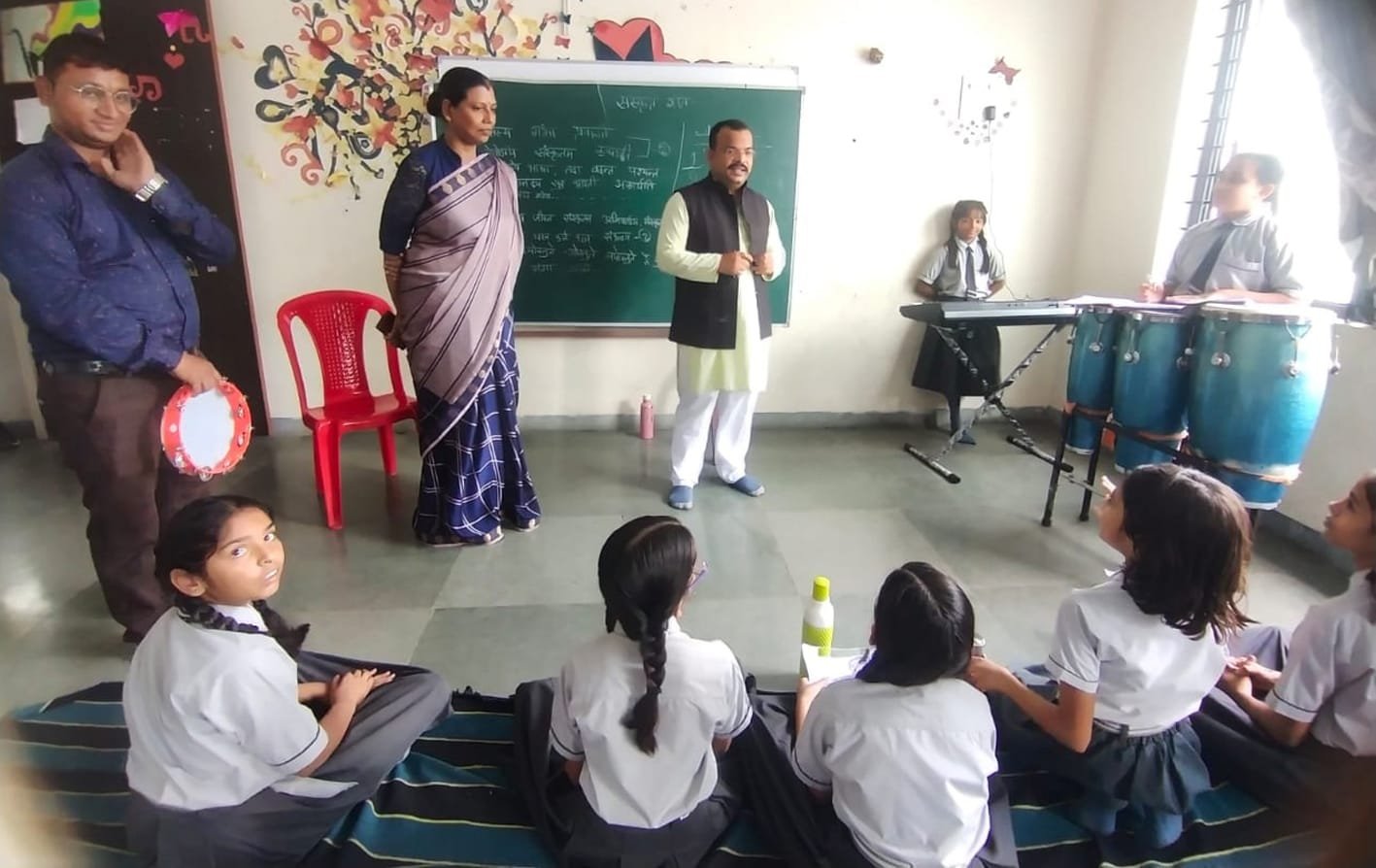 बाल संरक्षण आयोग सदस्य पांडे ने आंगनबाड़ी केंद्र और छात्रावास का किया निरीक्षण  