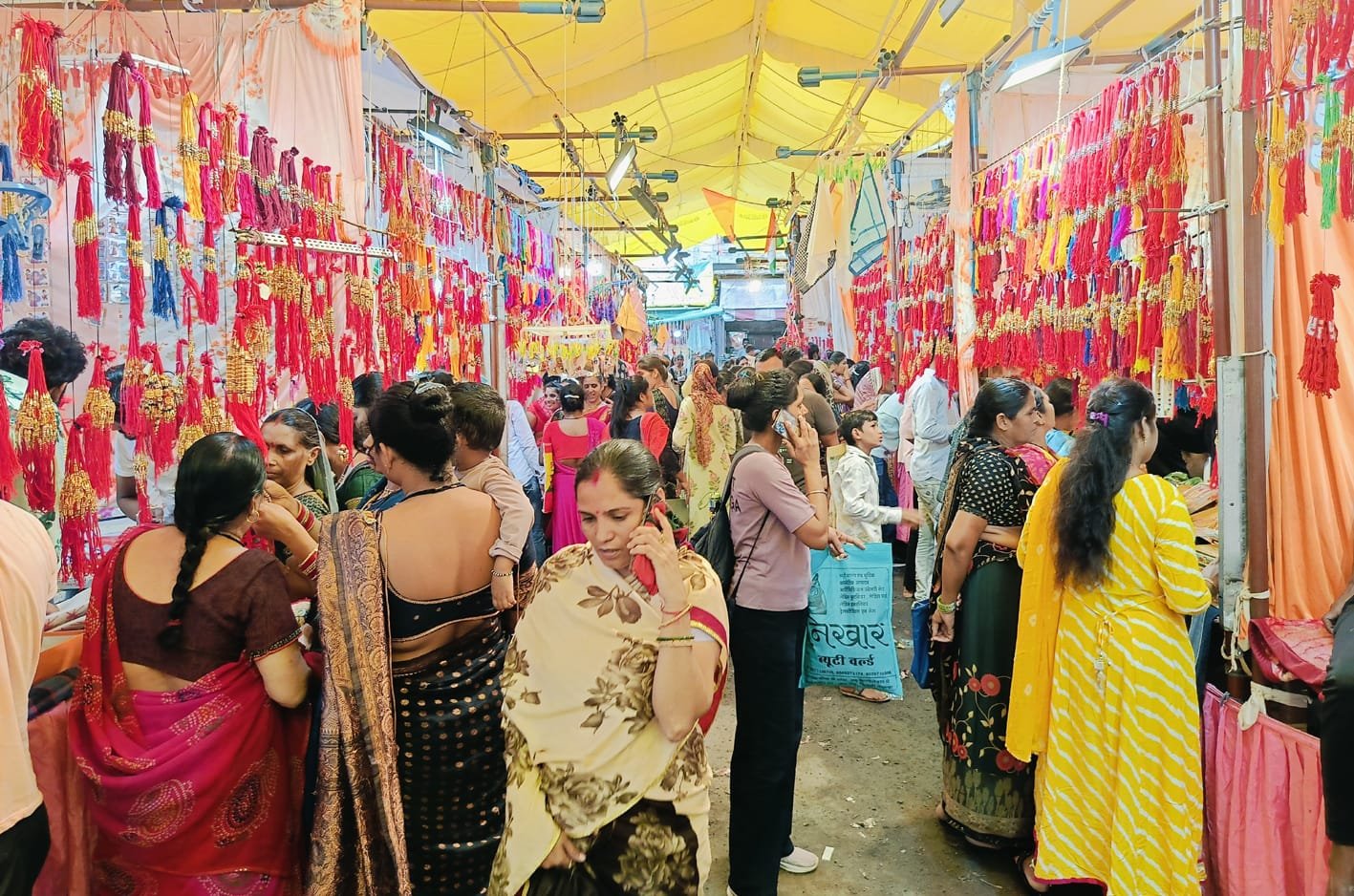 राखी बाजार में बड़ी रोनक, एक से बढ़कर एक आकर्षक राखियां