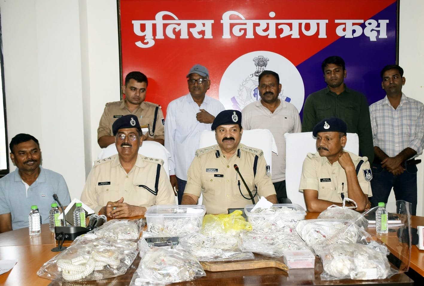 ज्वेलरी दुकानों से लाखों के गहने चोरी के 4 आरोपी गिरफ्तार