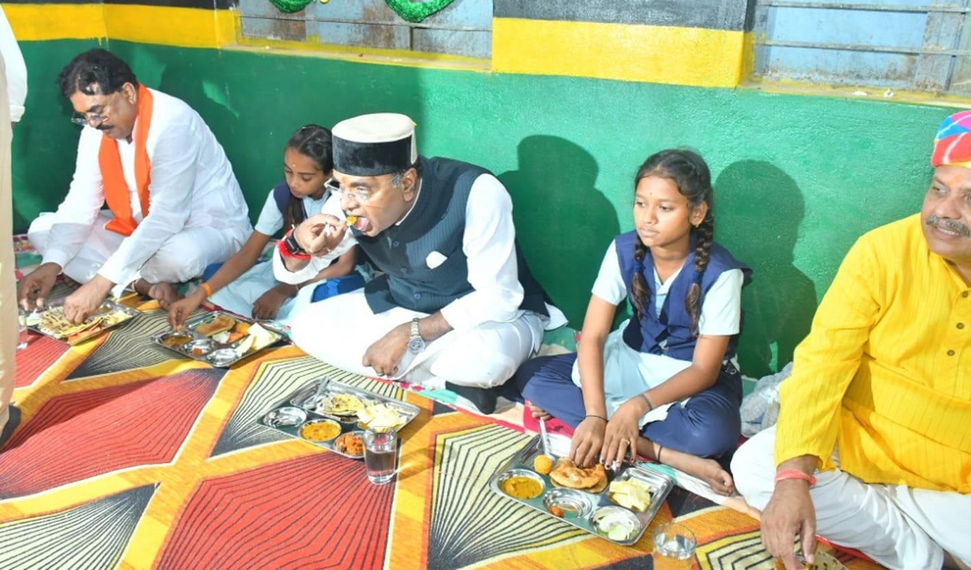 प्रभारी मंत्री ने विद्यार्थियों के साथ किया मध्यान्ह भोजन