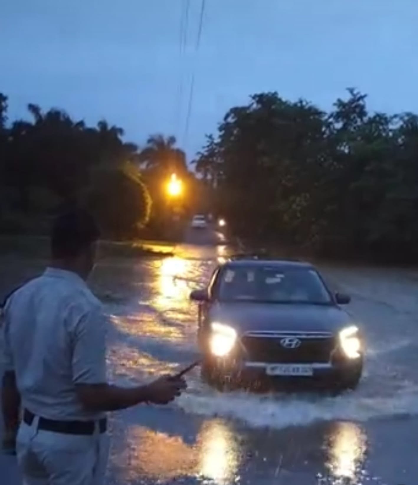 लगातार हो रही बारिश से उफने नदी-नाले