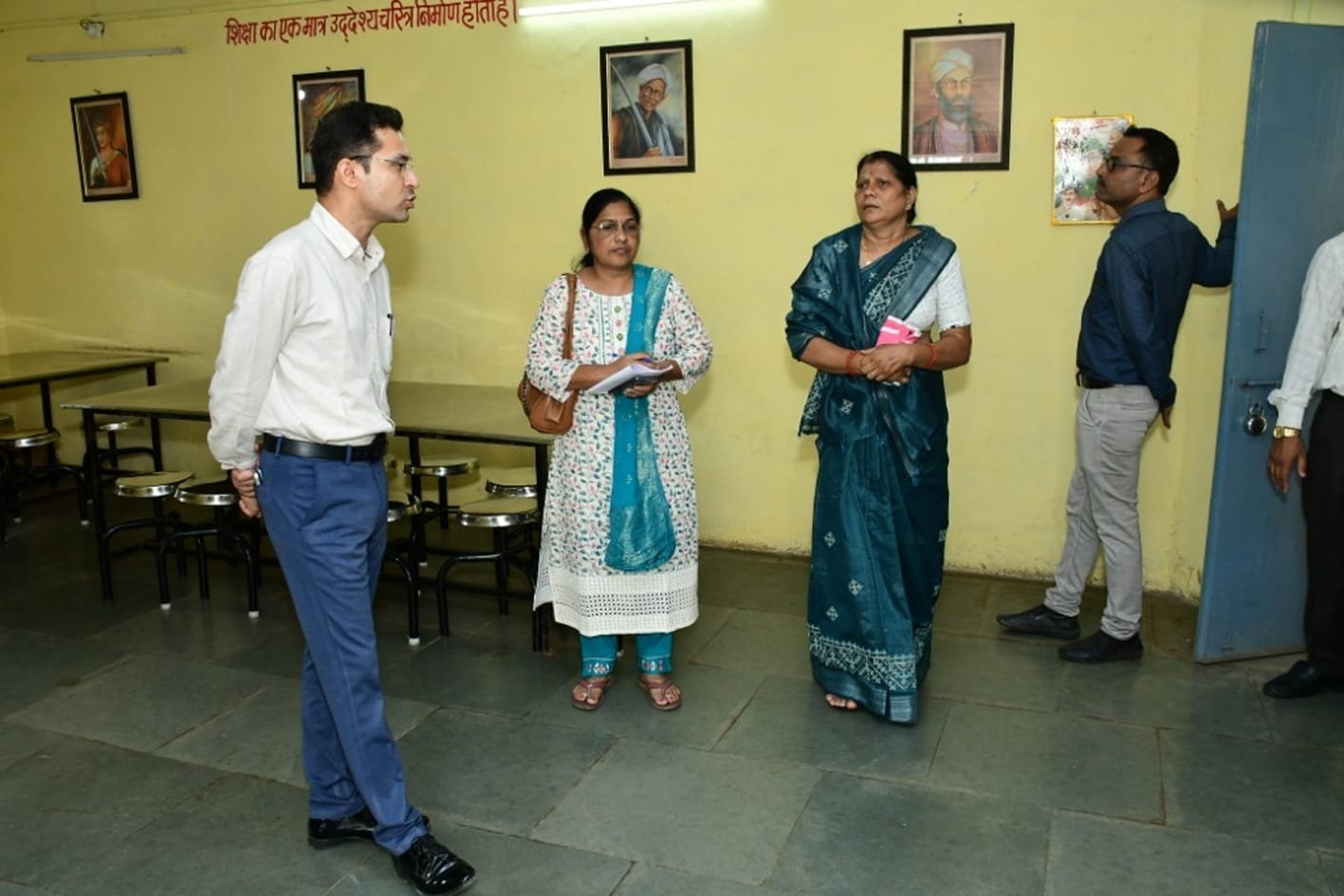 कलेक्टर ने सिराली, खुदिया, बरखेड़ी, महेन्द्रगांव, चारूवा का दौरा किया