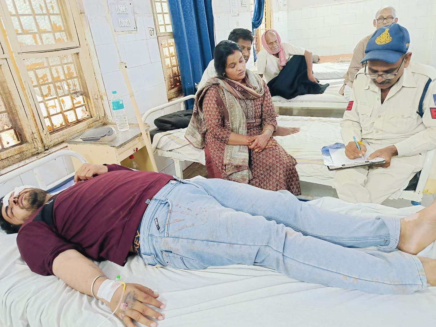 सड़क हादसे में दर्शन करने आए दंपत्ति घायल