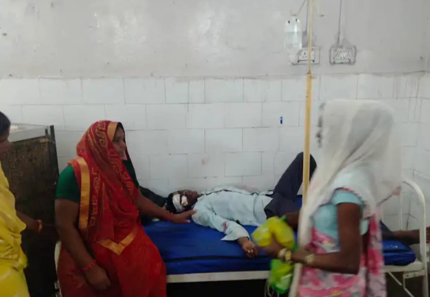 सड़क हादसे मेें पत्नी की मौत, पति घायल