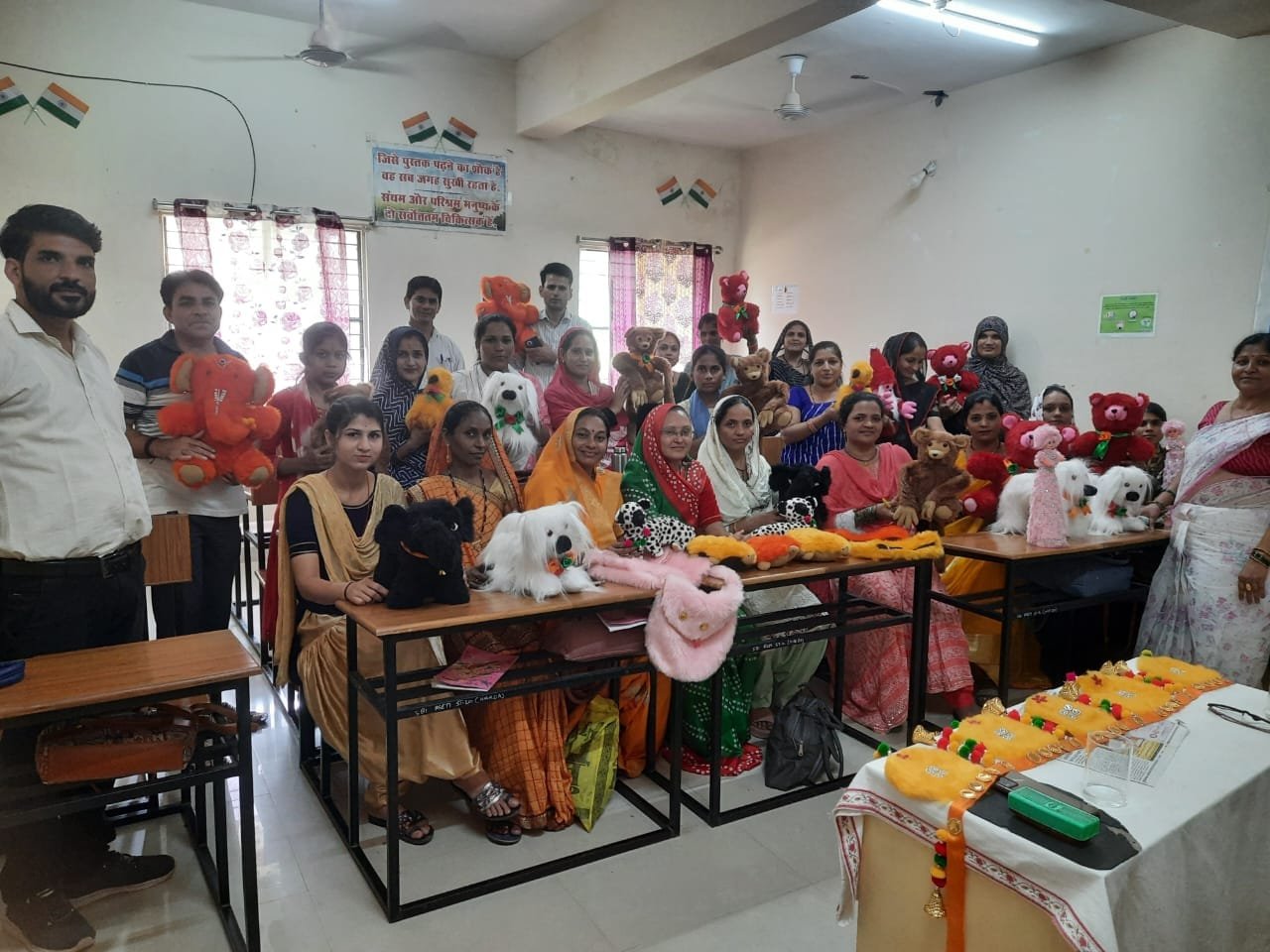 सॉफ्ट टॉयज मेकर एंड सेलरस्व सहायता समूह की महिलाओं को खिलौना निर्माण का दिया प्रशिक्षणसॉफ्ट टॉयज मेकर एंड सेलर