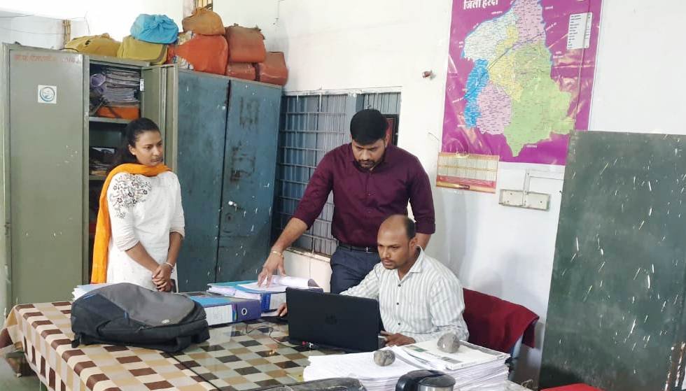 सीईओ सिसोनिया ने टिमरनी के खण्ड स्तरीय कार्यालयों का किया निरीक्षण