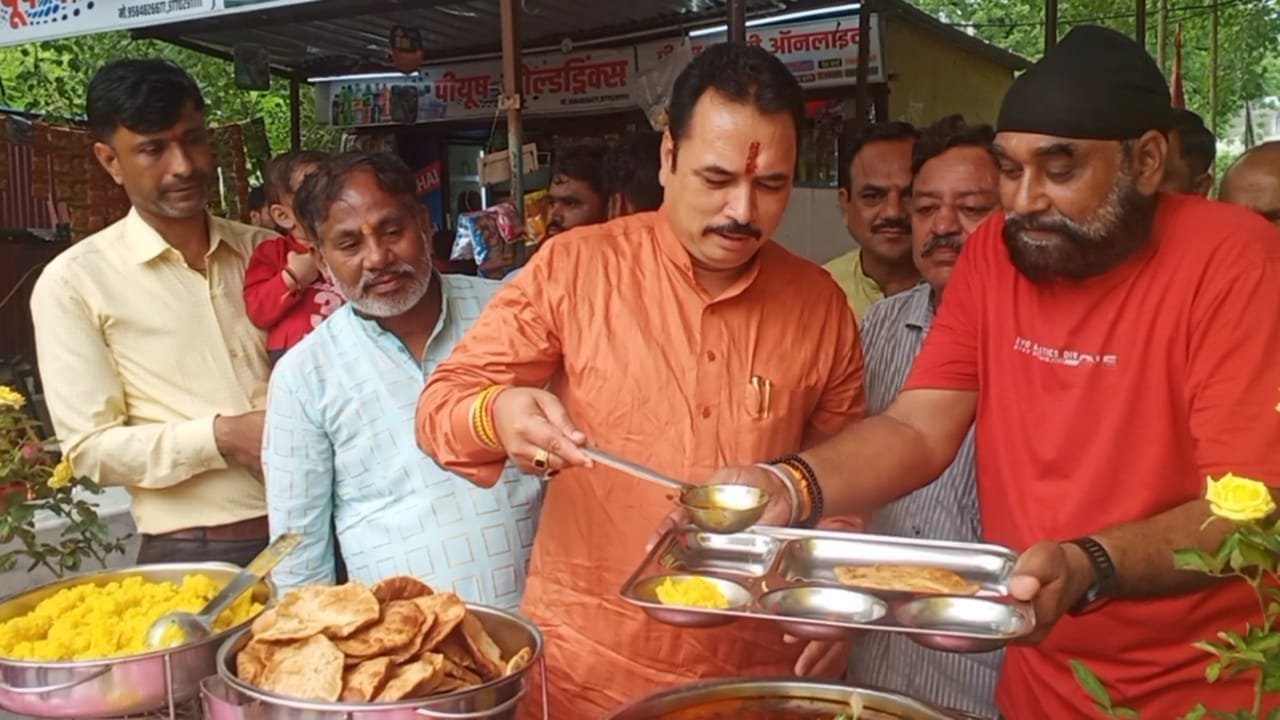 विधायक ने कांटाफोड पहुंचकर गुरू का लंगर माता पिता के नाम मे दी सेवाएं 