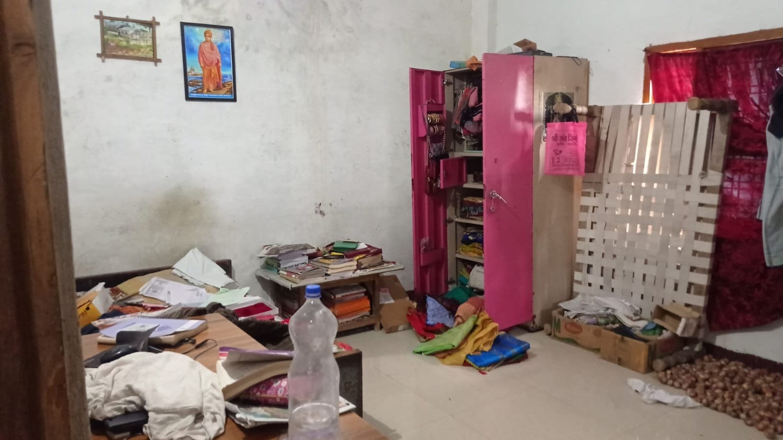 परशुराम कॉलोनी खातेगांव में दिनदहाड़े ताला तोड़कर घर में घुसे चोर