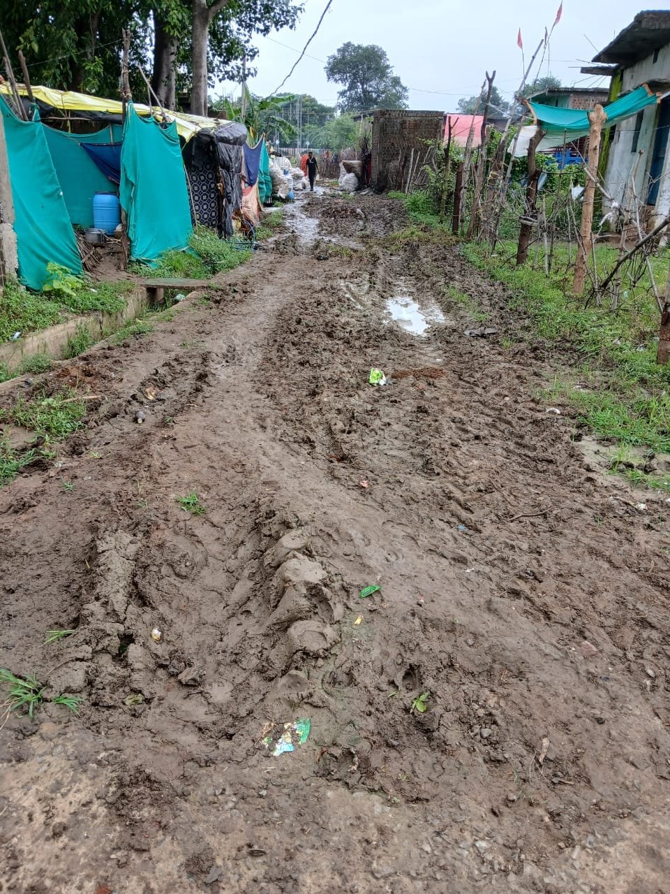 लापरवाही ठेकेदार की: और ग्रामीण हो रहे परेशान।