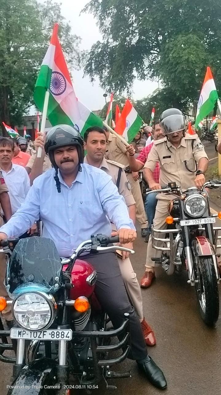 हर घर तिरंगा अभियान – कलेक्टर एसपी ने बुलेट चला कर दिया संदेश