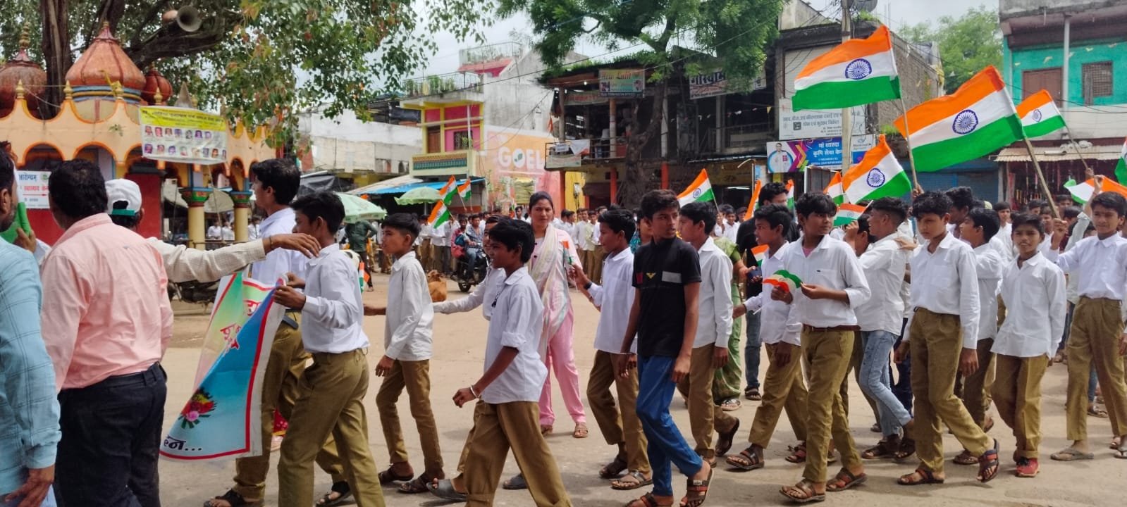 स्कूलों से छात्र-छात्राओं ने निकाली तिरंगा रैली।