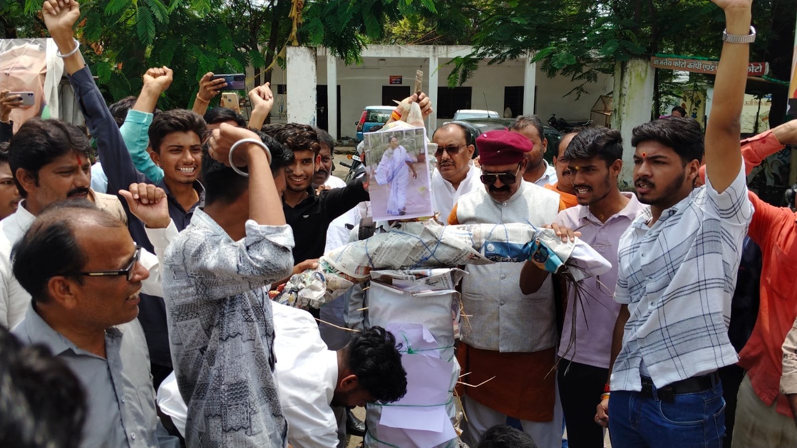 बस स्टैंड पर ममता बनर्जी के पुतले का दहन किया , विद्यार्थी परिषद खातेगांव ने 