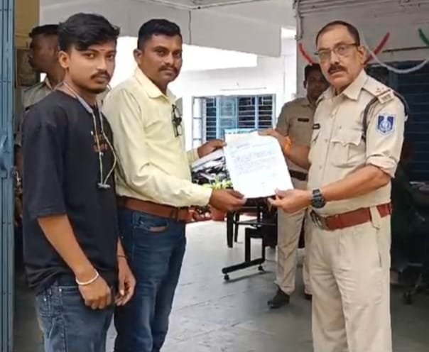 राष्ट्रीय ध्वज का अपमान को लेकर ग्रामीण पहुंचे थाने