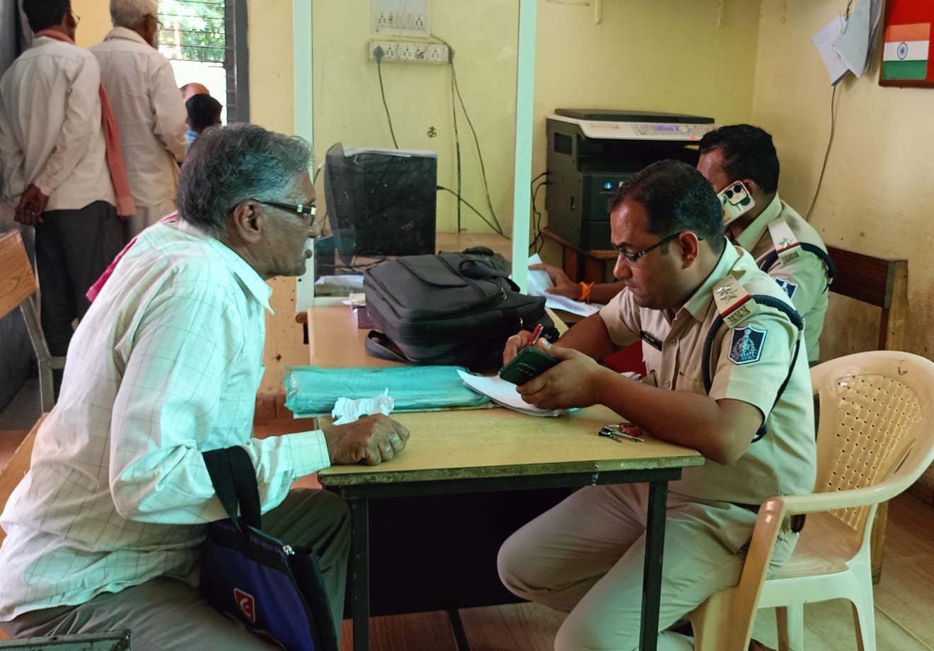 खुलेआम नकली पुलिसकर्मी बन अंगूठी  निकाल कर भाग गए बदमाश 