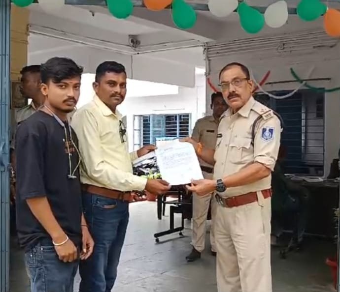 स्कूल में तिरंगा का अपमान थाना प्रभारी से कार्रवाई की मांग, सौंपा ज्ञापन 