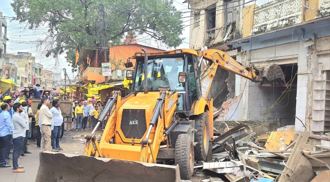नपा ने लीज समाप्ति के बाद श्याम मेडिकल और वाचनालय भवन किया ध्वस्त