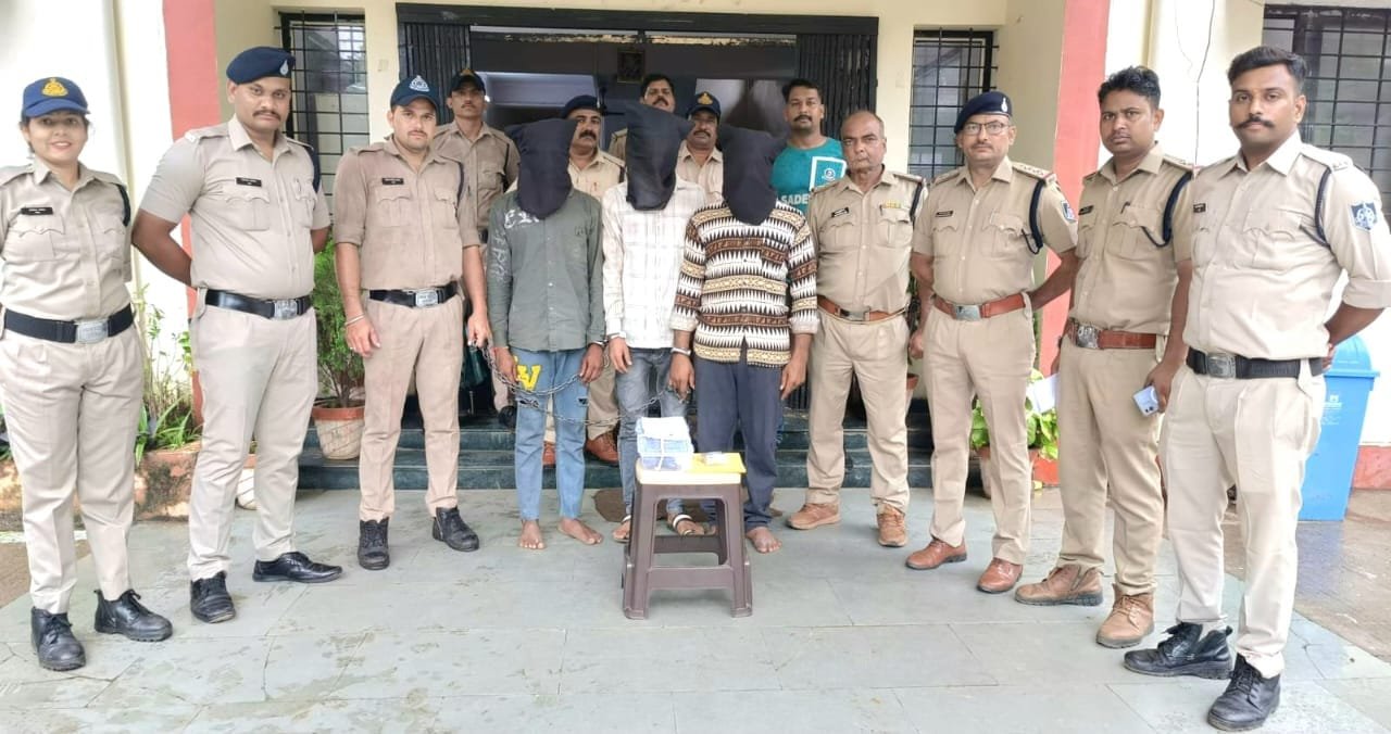 व्यापारी से बस में लूट करने वाले तीन आरोपियों को पुलिस ने किया गिरफ्तार फरियादी से लूटे 40 हजार रुपये और एक देशी पिस्टल व एक जिंदा कारतूस आरोपियों से किए जप्त