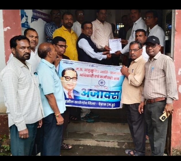 अजाक्स ने विभिन्न मांगों को लेकर तहसीलदार को दिया ज्ञापन