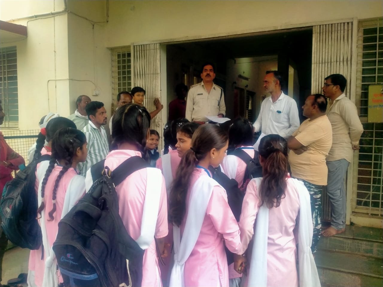 नाबालिक छात्राओं से छेड़छाड़ के मामले में यूट्यूबर गिरफ्तार