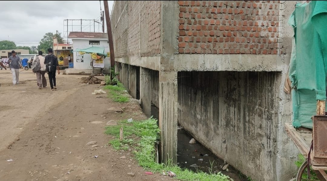 कलेक्टर सोनिया मीणा ने नाले की जगह पर दुकान के अवैध निर्माण पर  लगाई  रोक