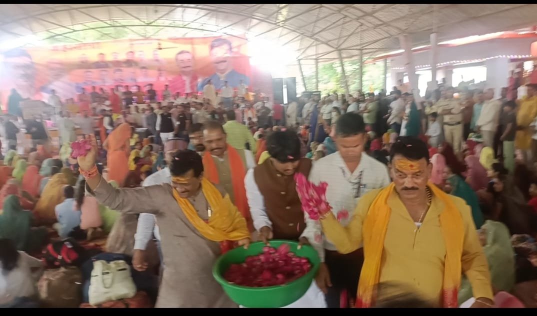 मंत्री ने भगवा ध्वज दिखाकर अयोध्या यात्रियों को दी विदाई