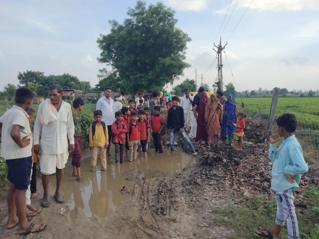 *गड़ागांव पंचायत की उपेक्षा: बोरकुंडिया- साधु टप्पर की सड़क बदहाल