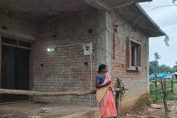 समग्र विकास की ओर बैगा व उनकी बस्तियों में बढ़ते कदम दस्तावेज बनने के साथ ही योजनाओं की घरों तक हुई पहुँच