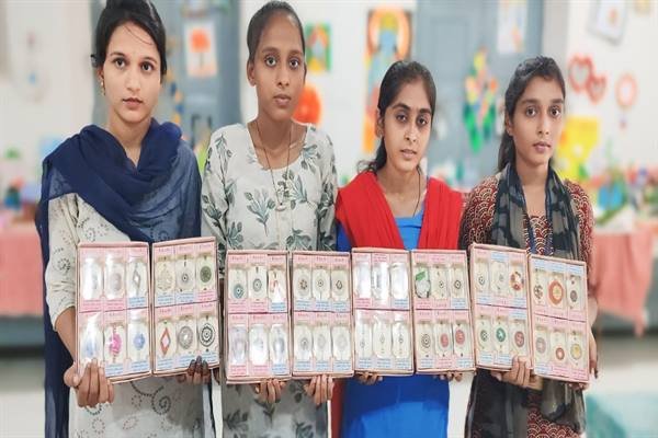 नवाचार – मुजाल्दे बहनों द्वारा डिजाइन की गई चावल की सुन्दर राखियाँ बनी आकर्षण का केंद्र