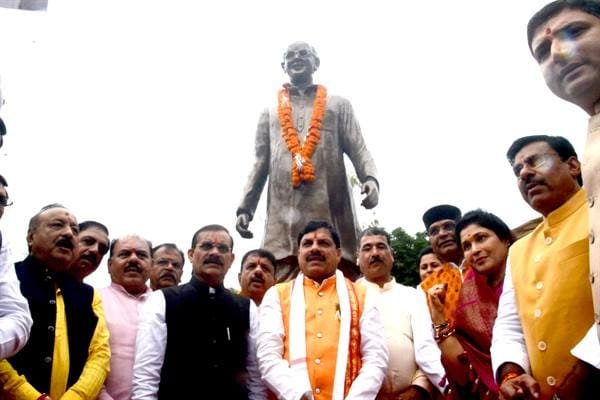 ठाकरे जी की जयंती पर पुष्पांजलि अर्पित