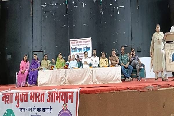 पूर्व वित्तमंत्री एवं विधायक जयंत मलैया ने वर-वधुओं को बांटे चैक सुखी दाम्पत्य जीन की दी शुभकामनायें