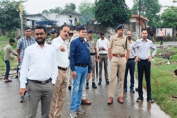 कलेक्टर श्री सिंह ने हरदा शहर में बाढ़ के संभावित क्षेत्रों का दौरा किया