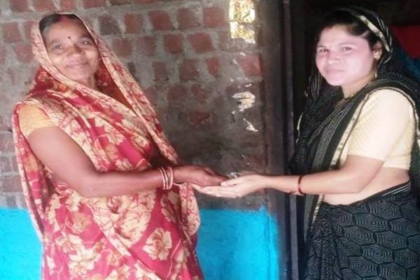 आभार सह उपहार’’ कार्यक्रम में शामिल होने पीले चावल देकर किया जा रहा है आमंत्रित