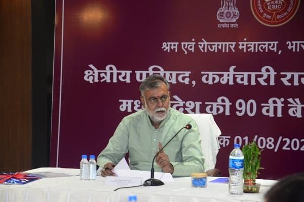 मैदानी स्तर पर श्रम विभाग की योजनाओं का प्रभावी क्रियान्वयन सुनिश्चित हो – मंत्री श्री प्रहलाद पटेल